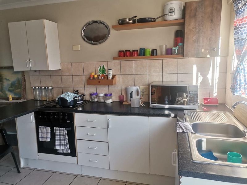 Two-bedroom, one-bathroom townhouse for sale in Soweto - Photo 3