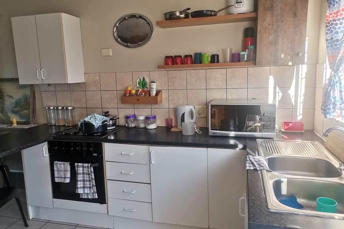 Two-bedroom, one-bathroom townhouse for sale in Soweto - Photo 3