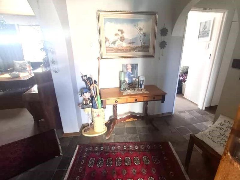Spacious Home for an extended family, including 2 flats for rental potential - Photo 3