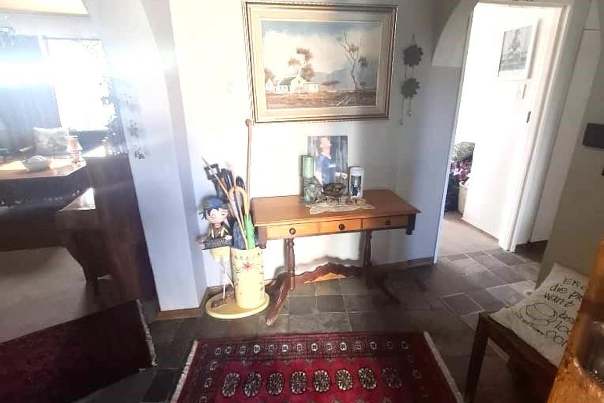 Spacious Home for an extended family, including 2 flats for rental potential - Photo 3