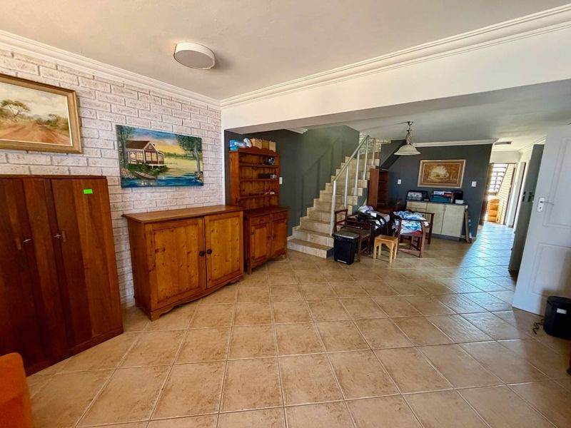 Charming Double-Storey Duet with Spectacular Sea Views - Photo 5