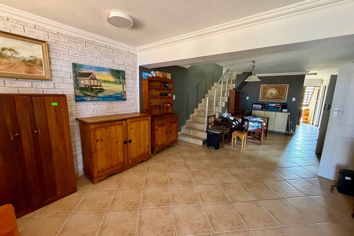Charming Double-Storey Duet with Spectacular Sea Views - Photo 5