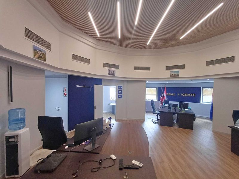 Circular Office Space: Stand Out in a Premier Location Century City Location - Photo 8