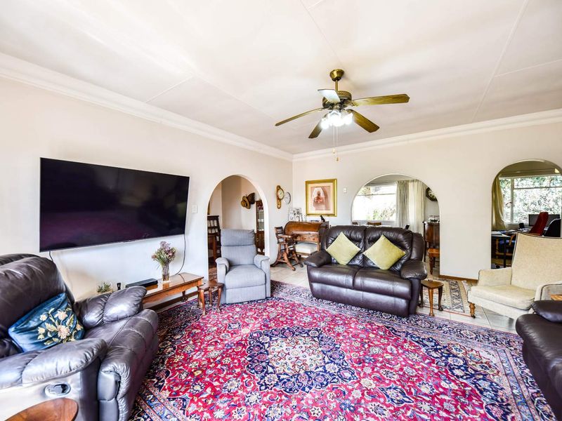 Three bedroom home with spacious flat - Garsfontein - Photo 6