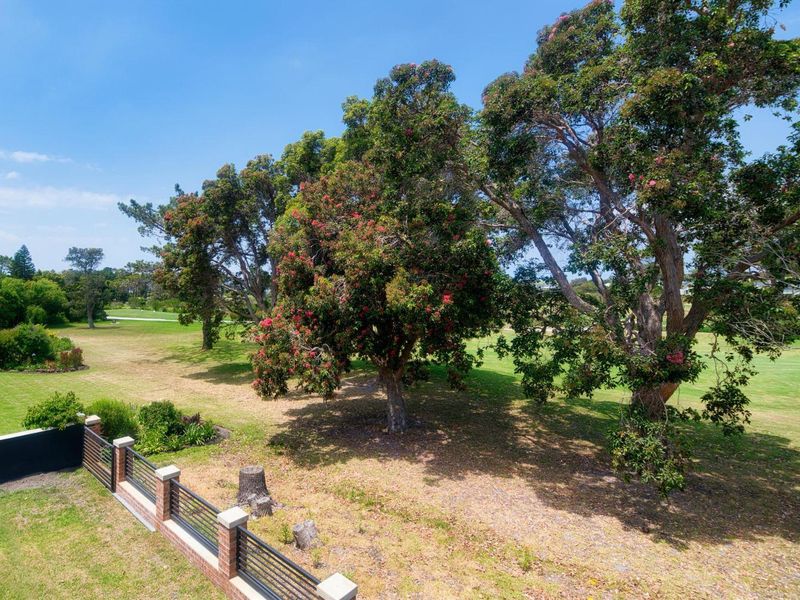 CONTEMPORARY RESIDENTIAL HOME - Photo 2