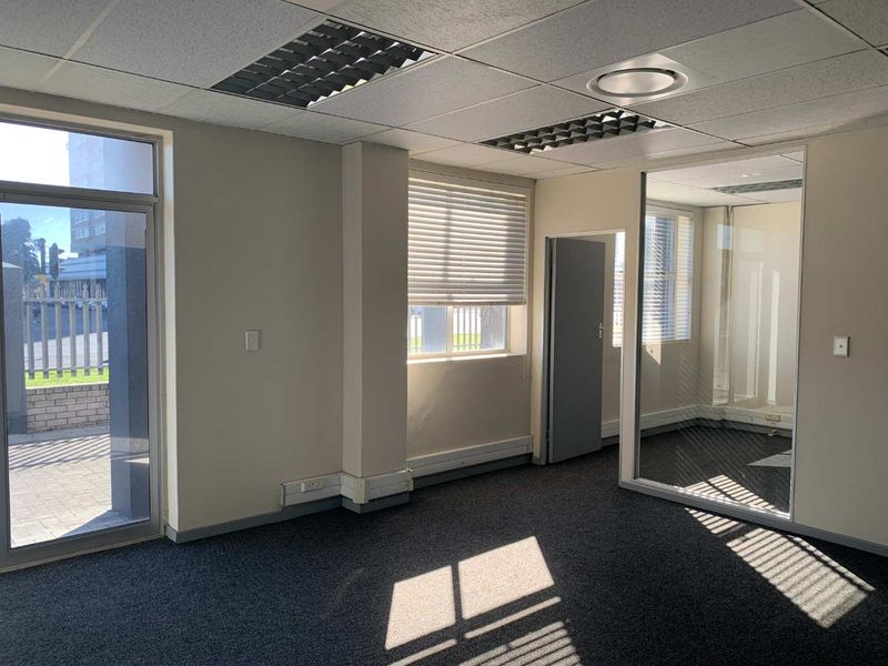 Bustling Location, Ideal for Business Operations - Photo 9