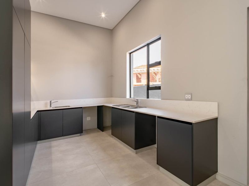 Brand-New Five-Bedroom Masterpiece For Sale in Waterfall Country Estate - Photo 7