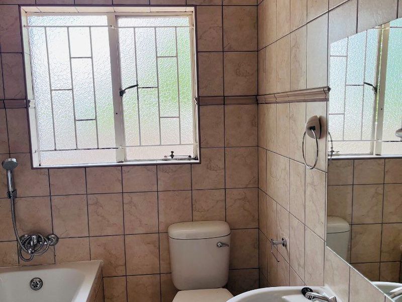 2 Bedroom Flat for Sale | Pionierspark | N$1,250,000 - Photo 10