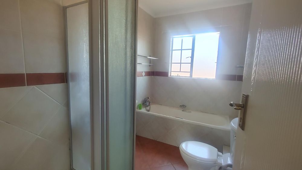 Main en-suite full bathroom