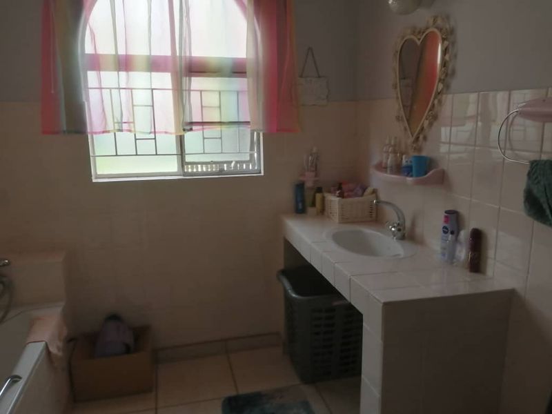 "Lots of house" for "little money" - Retire in Okahandja - Photo 9