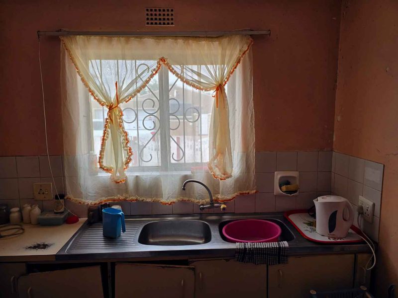 Charming 3-Bedroom Home with Spacious Yard - Photo 5