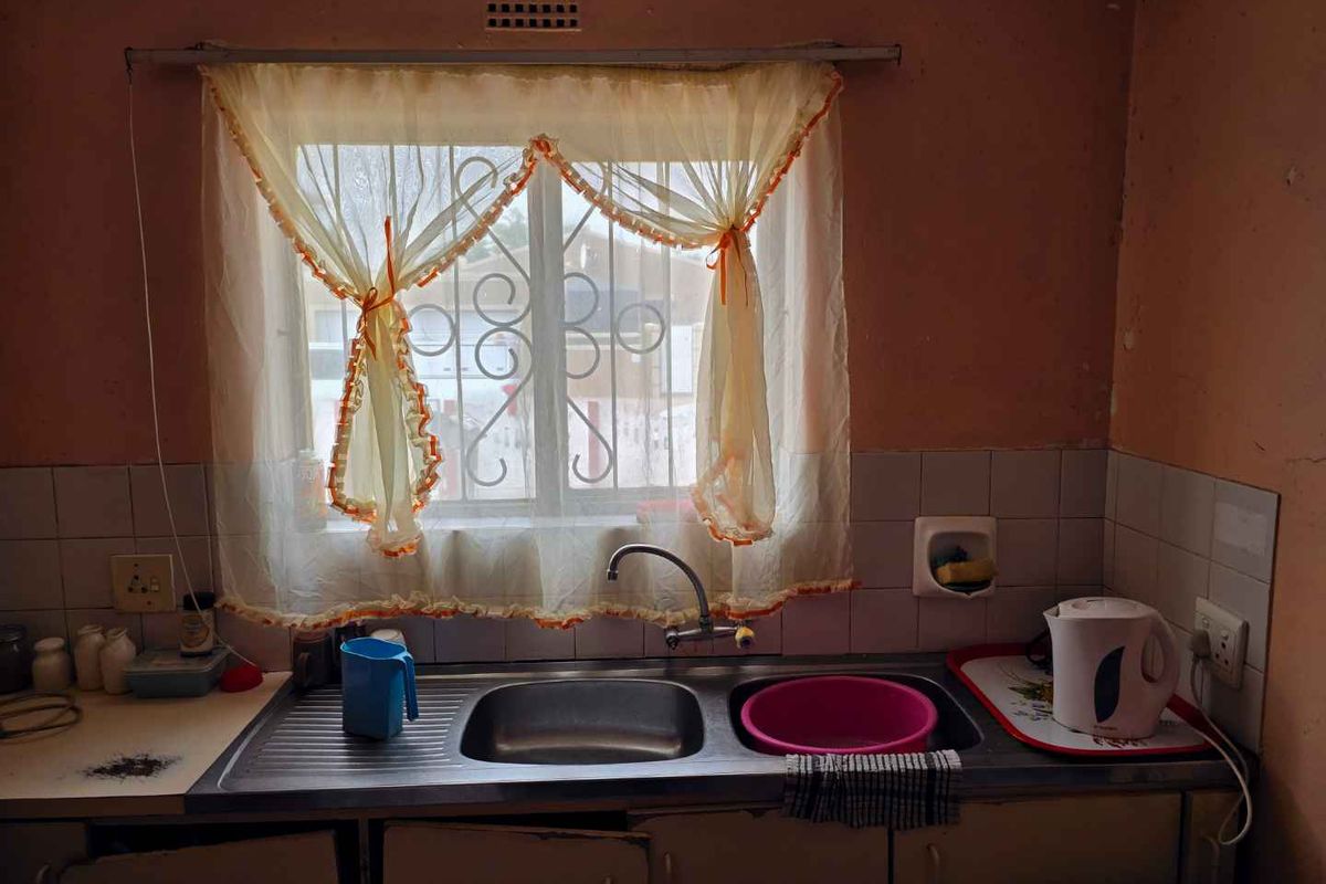 Charming 3-Bedroom Home with Spacious Yard - Photo 5