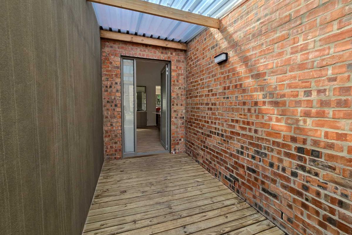 Modern 3 bedroom townhouse for sale in Stilbaai-Wes. - Photo 2