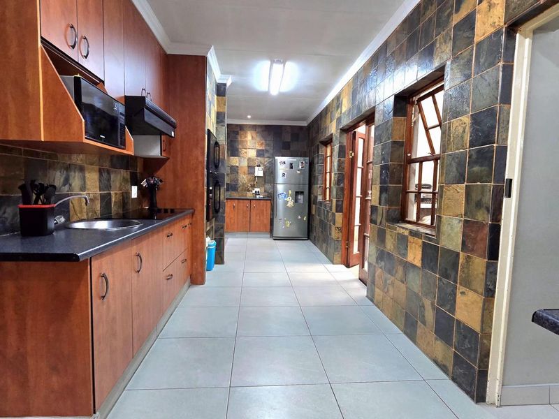 4 Bedroom House For Sale in Nimrod Park. - Photo 8