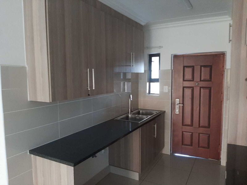 Stunning ground floor unit - Photo 3