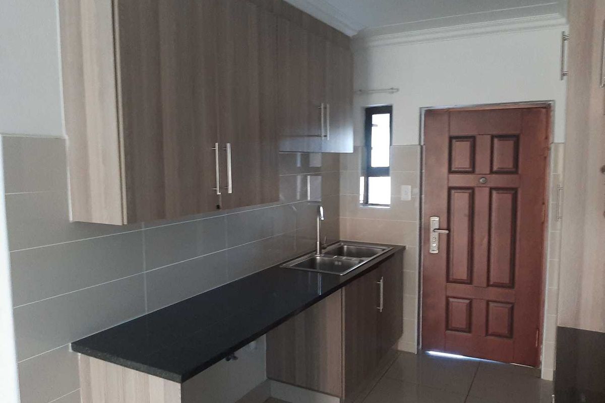Stunning ground floor unit - Photo 3