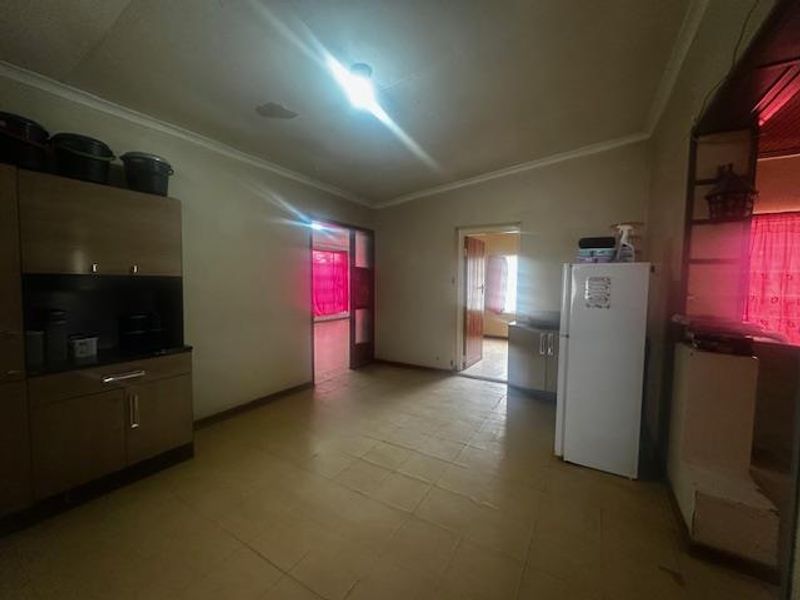 3-Bedroom Family Home with Bachelor’s Flat in Trompsburg - Photo 5