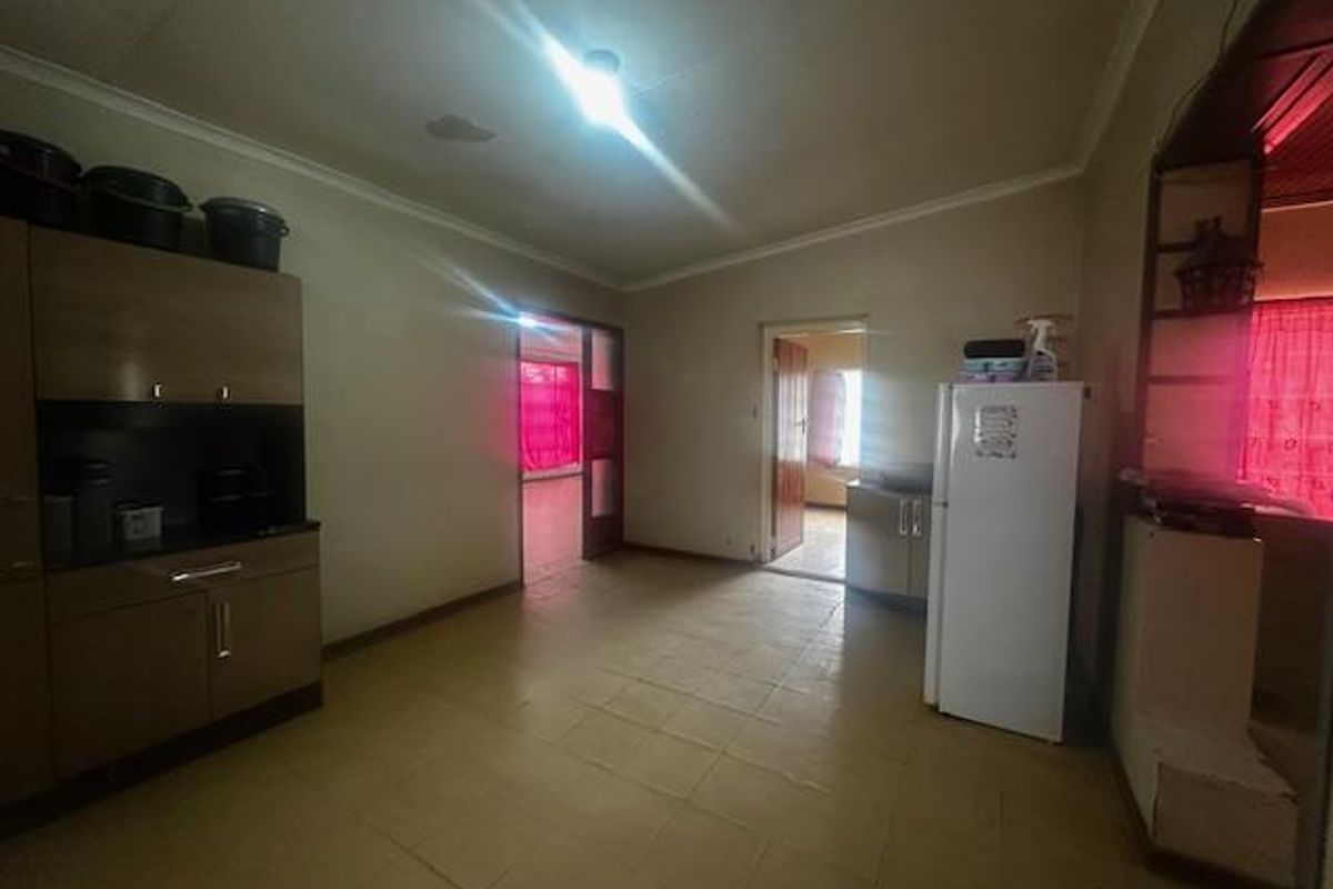 3-Bedroom Family Home with Bachelor’s Flat in Trompsburg - Photo 5