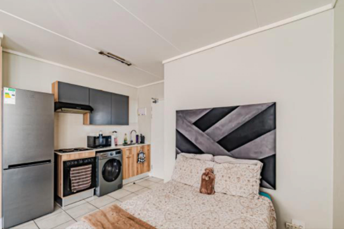 "Stylish 1-Bed in GreenCreek: 5 Mins to The Grove!" - Photo 5