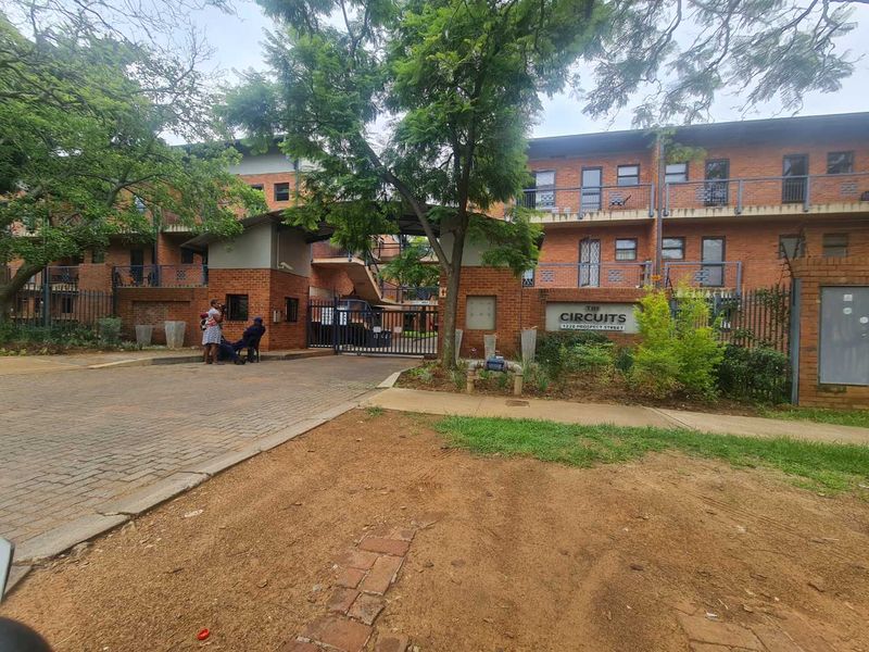 2 Bedroom to rent at The Circuits - Photo 2