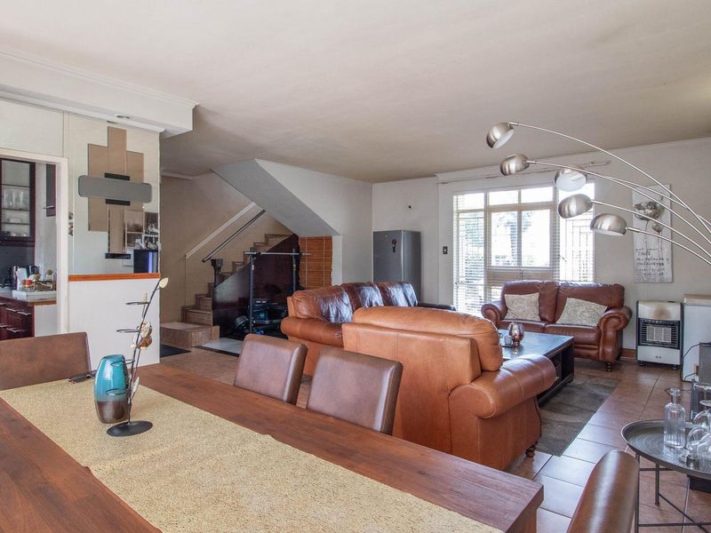 Neat 2 bedroom Townhouse in popular complex - Photo 4