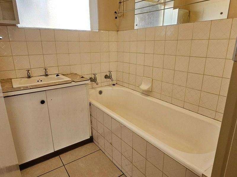 Spacious 3-Bedroom Apartment in the Heart of Sunnyside — Comfort, Convenience & City Living! - Photo 8