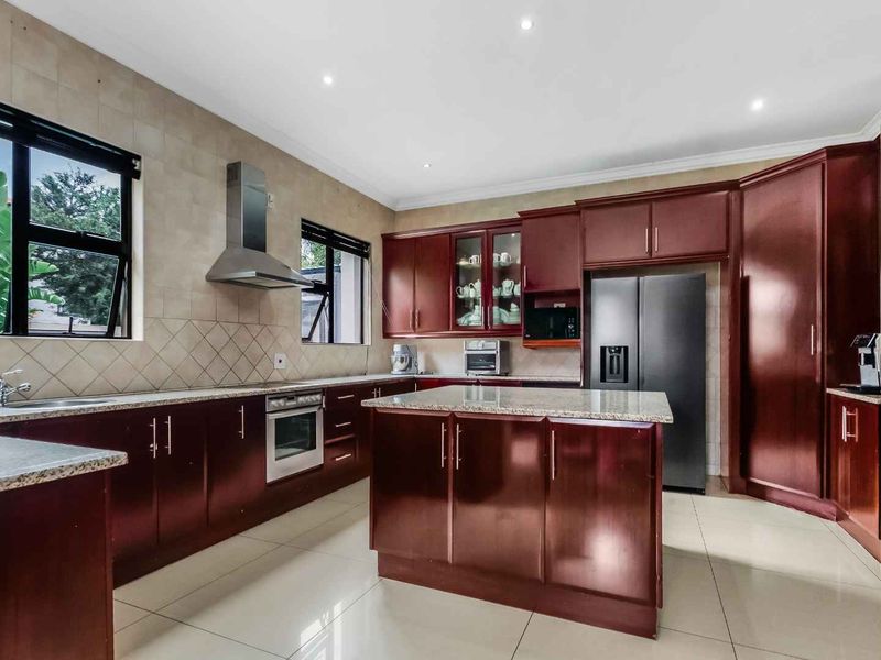 Immaculate 4 Bedroom House for Sale in Fernbrook Estate - Photo 4