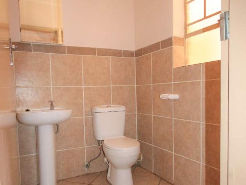 2 Bedroom / 2.5 Bathroom / 1 Garage – Load-Shedding Free Area! - Photo 10