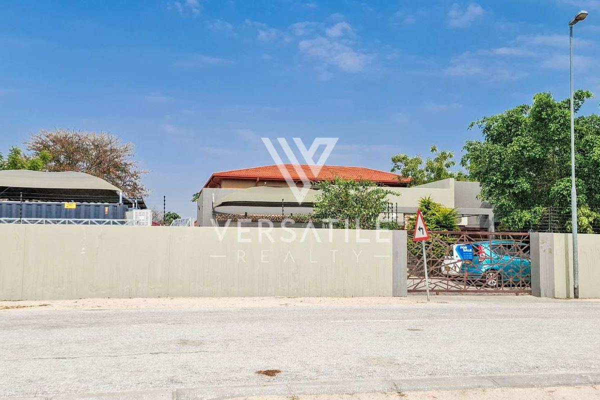 Exceptional Family Home with a Pool, Directly Across from Oshana Gymnasium. - Photo 2