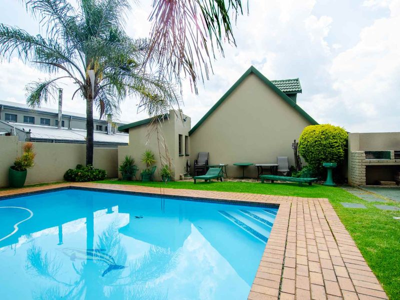 Modern, 2 Bedroom, 2 Bathroom - Photo 7