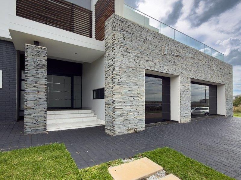 Expansive Living with Stunning Views in a Prime Estate Location - Photo 5