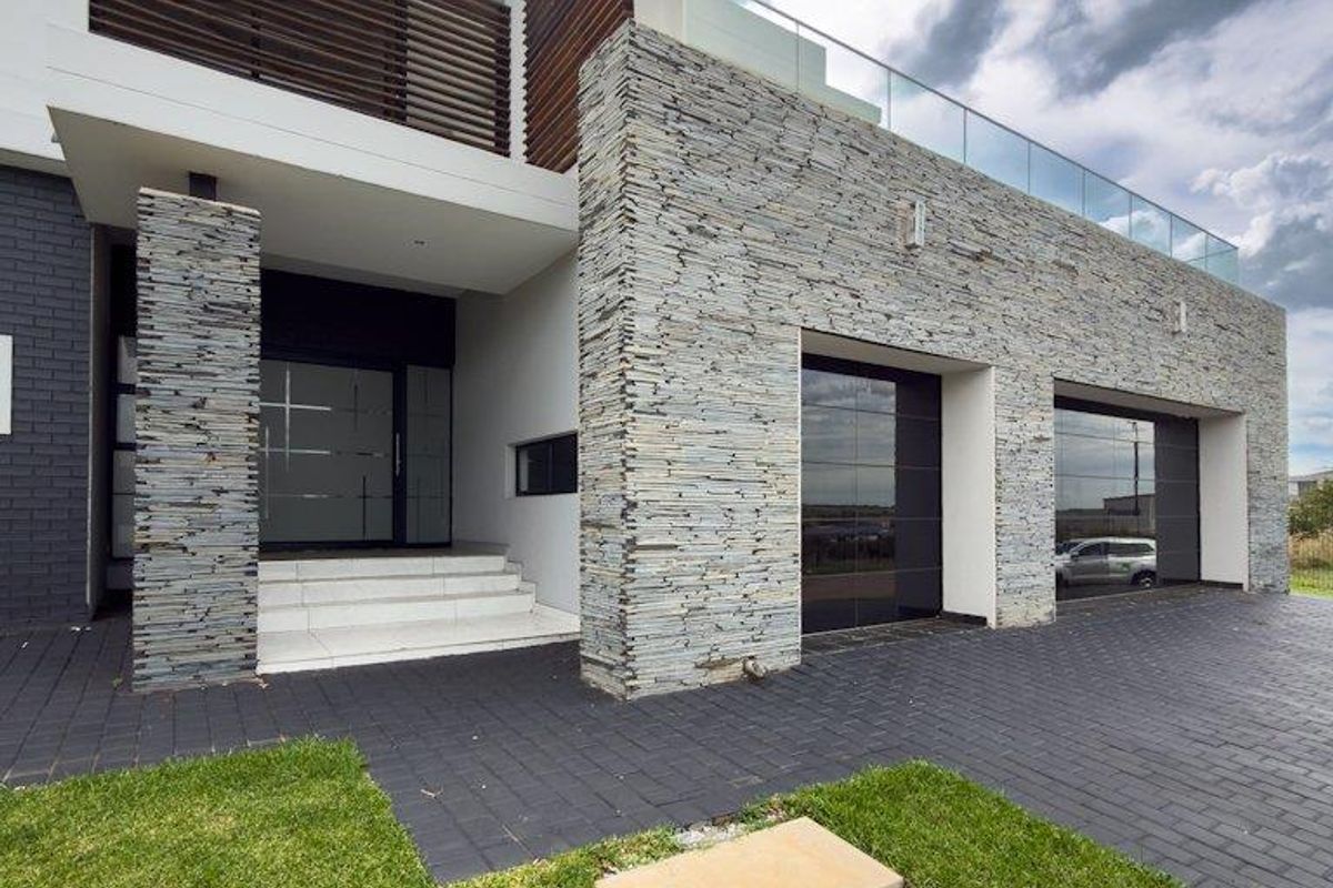 Expansive Living with Stunning Views in a Prime Estate Location - Photo 5