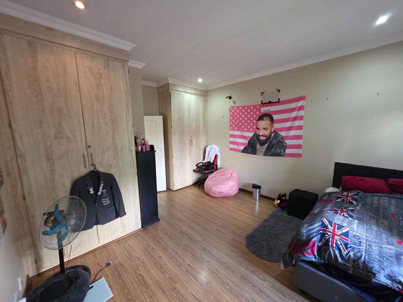 Magnificent, spacious, modern 4 Bedroom, Study, 3,5 Bathroom House to Rent in popular The Wilds Estate. Ideal for the Executive or an Embassy. - Photo 10