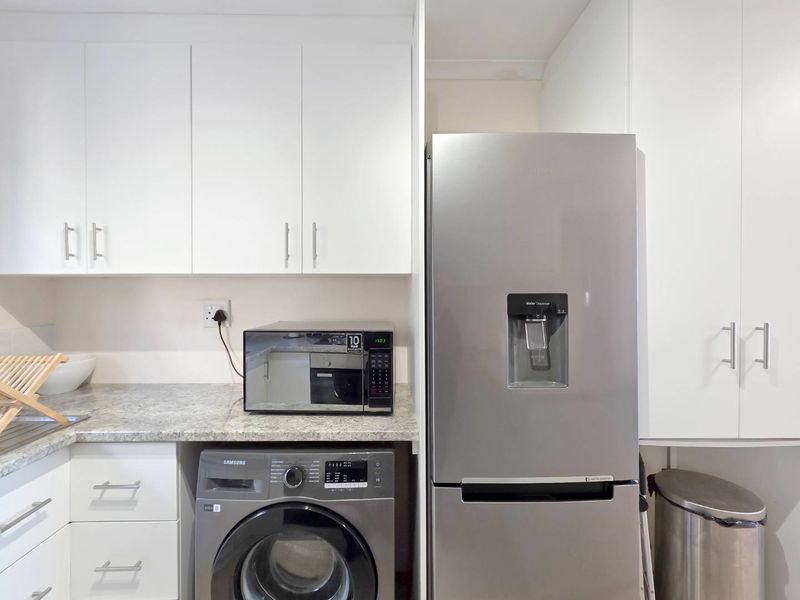 Tranquil City Views Await: Secure Two-Bedroom Apartment - Photo 8