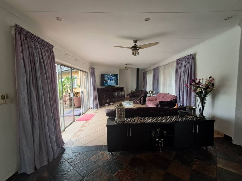 Dual Living Dream: Main House & Cottage for Family or Rental - Photo 5