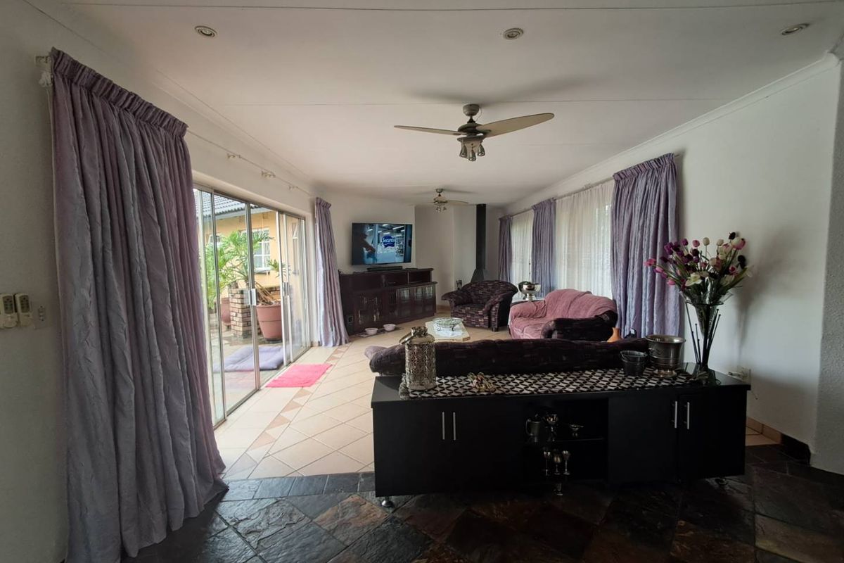 Dual Living Dream: Main House & Cottage for Family or Rental - Photo 5