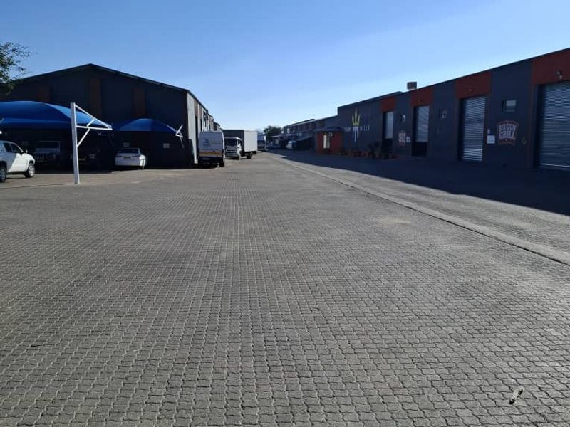 Prime Commercial Hub: 15 Warehouses & Offices Await - Photo 2