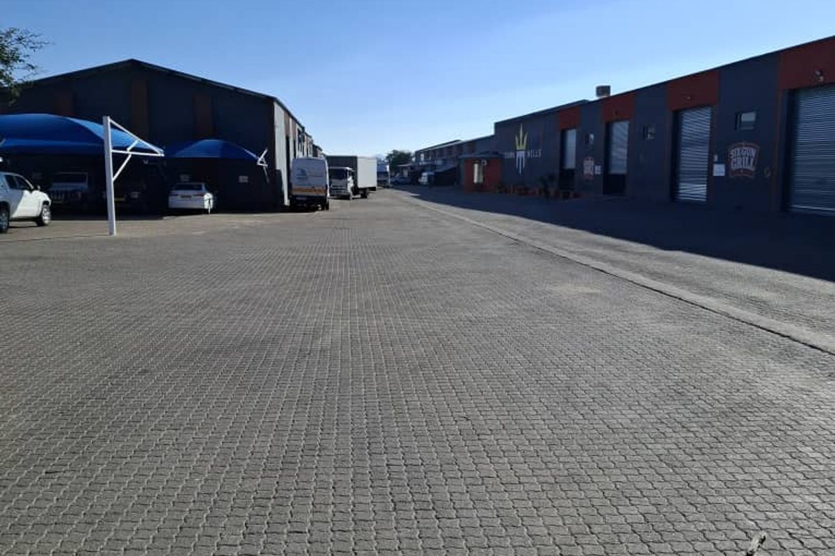 Prime Commercial Hub: 15 Warehouses & Offices Await - Photo 2