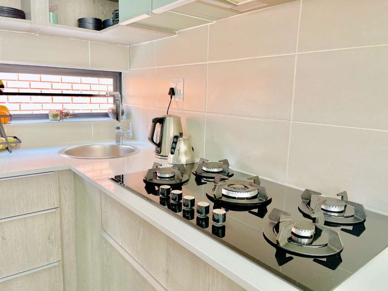 **Modern 4-Bedroom Townhouse in Amberfield - Prime Location Near Amberfield College, Shopping Centers, and Highway Access** - Photo 5