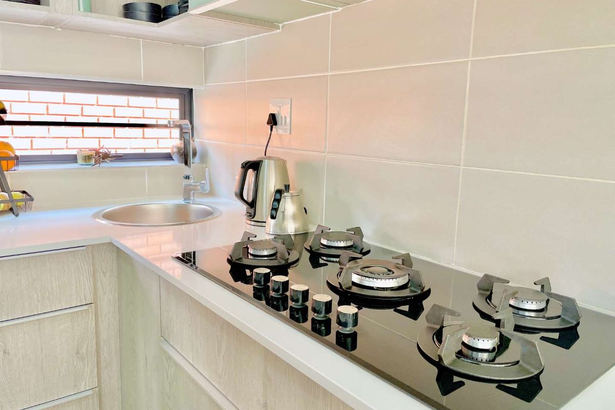 **Modern 4-Bedroom Townhouse in Amberfield - Prime Location Near Amberfield College, Shopping Centers, and Highway Access** - Photo 5