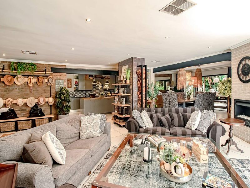 Refined Luxury & Entertainer’s Dream in Prestigious Bryanston East - Photo 2