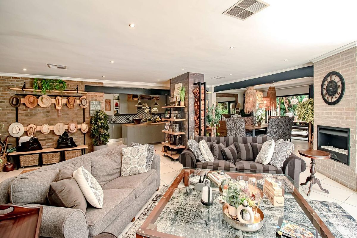 Refined Luxury & Entertainer’s Dream in Prestigious Bryanston East - Photo 2