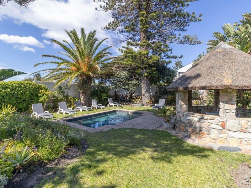 Coastal Charm: Thatched Westcliff Home with 7 En-suites - Photo 2