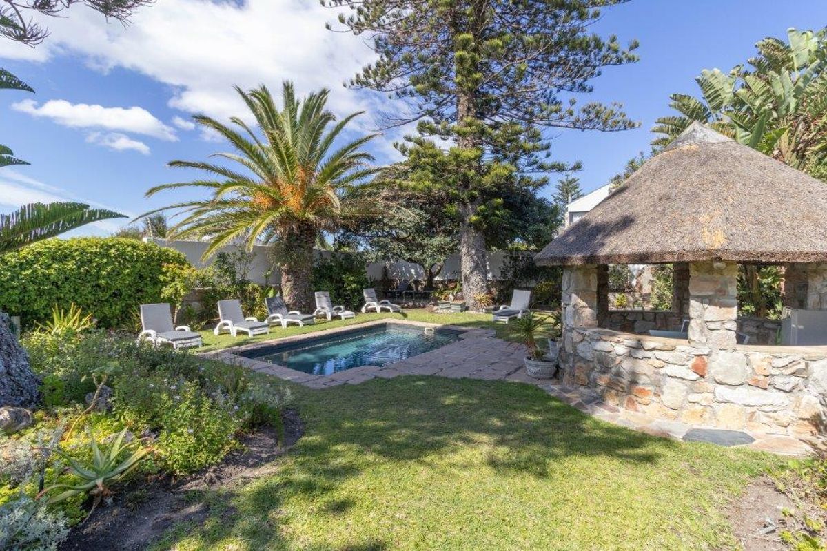 Coastal Charm: Thatched Westcliff Home with 7 En-suites - Photo 2