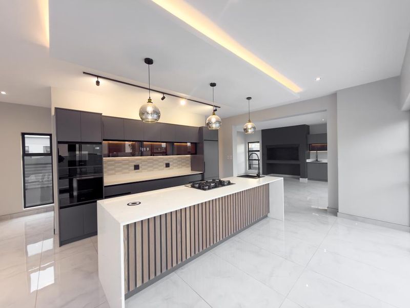 Luxury Indoor-Outdoor Living Designed for Entertaining whole family - Photo 3