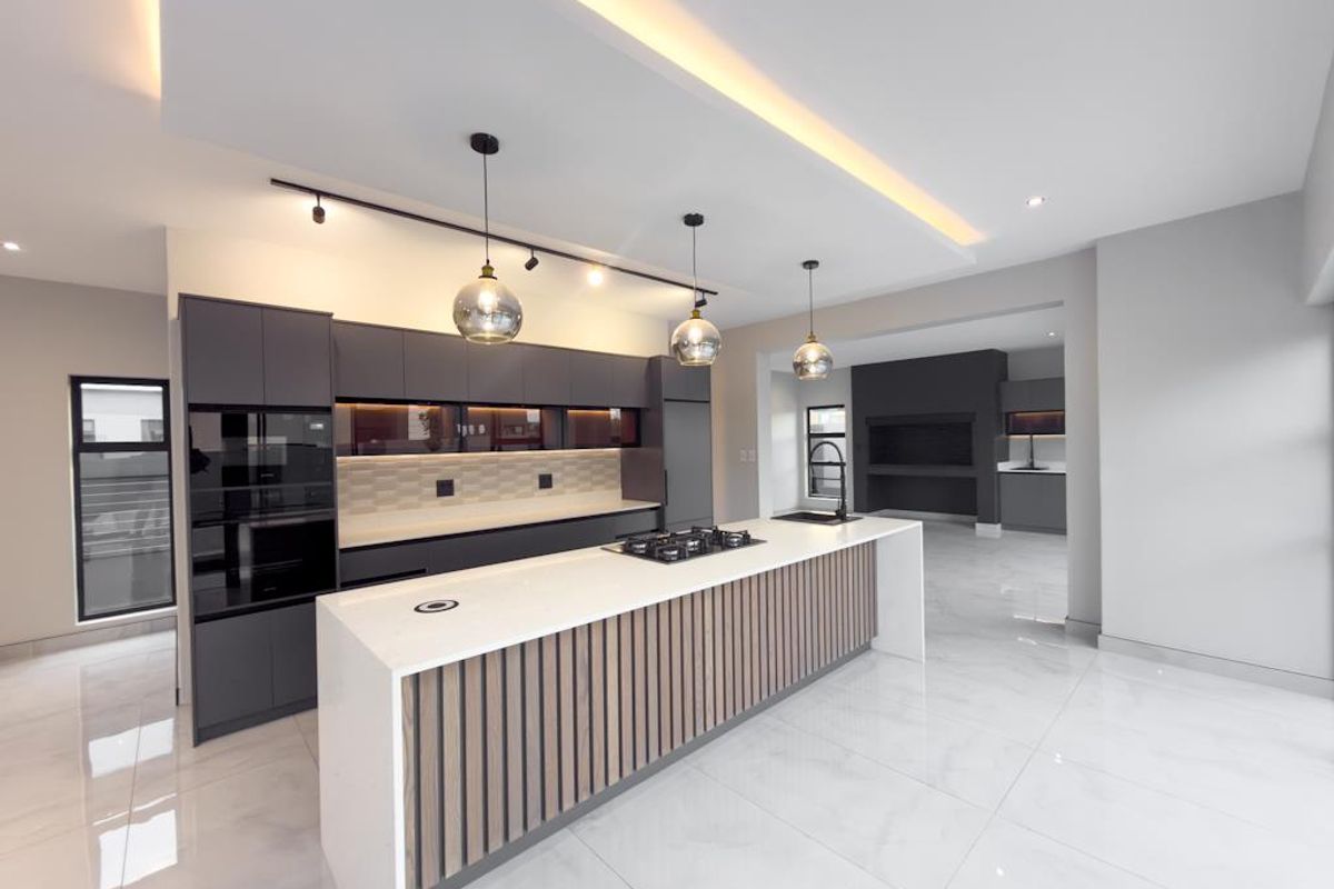 Luxury Indoor-Outdoor Living Designed for Entertaining whole family - Photo 3