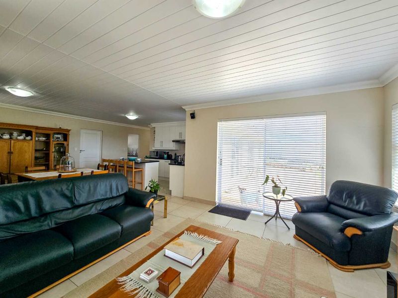 Neat family home for sale in Stilbaai-Wes. - Photo 4