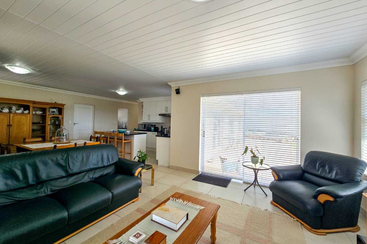 Neat family home for sale in Stilbaai-Wes. - Photo 4