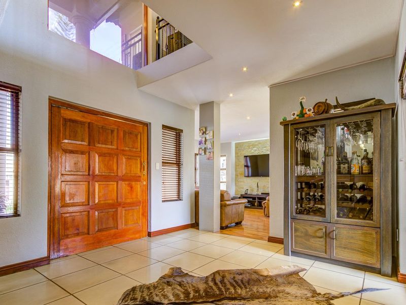 SPACIOUS, SOPHISTICATED CLUSTER IN VILLA LUCIANA! - Photo 5