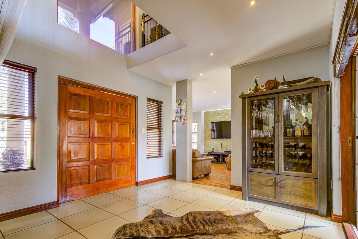 SPACIOUS, SOPHISTICATED CLUSTER IN VILLA LUCIANA! - Photo 5